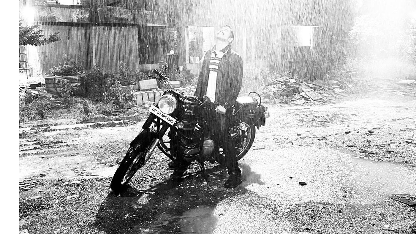 Randeep Hooda was recently spotted enjoying unexpected rain on the set of his upcoming web series Inspector Avinash. Riding an uber cool bike with the rain in the backdrop, the black and white monochrome captures the mood perfectly.
Neeraj Pathak has written, produced and directed multi starrer series. According to our sources the story of Inspector Avinash revolves around the real life of super cop Avinash Mishra of Uttar Pradesh played by Randeep. It is a tell-tale of the crimes of the state and takes the audiences through the super cop's struggles and how he overcomes them to reach to the head of the weapon cartel. 
 